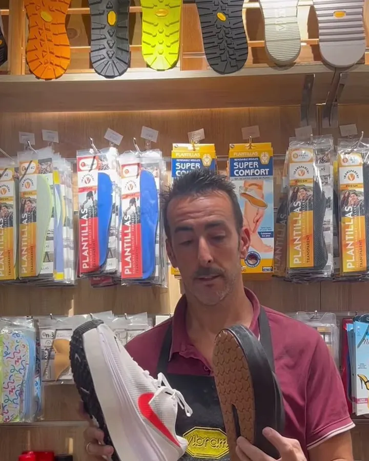 Alberto muestra una zapatilla y un alza hecha a medida