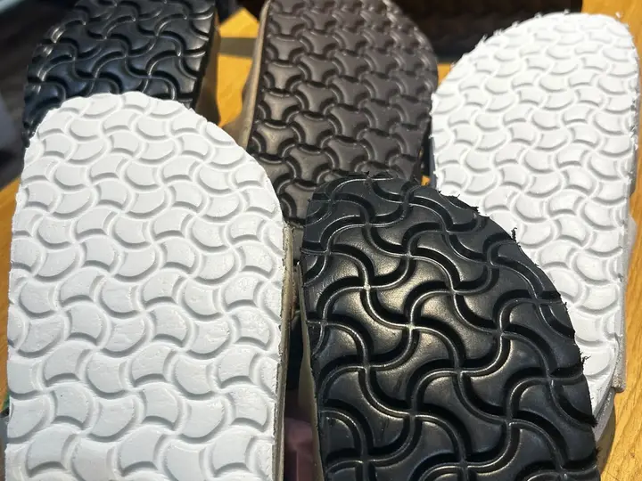 Varias suelas nuevas de sandalia tipo Birkenstock