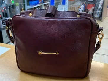 El mismo bolso de piel granate con el color recuperado