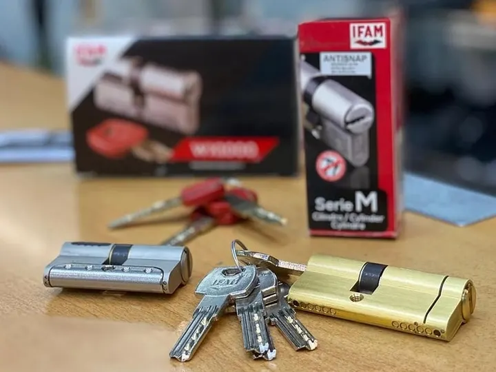 Bombines de seguridad y juegos de llaves nuevas sobre el mostrador de Zapaexpress