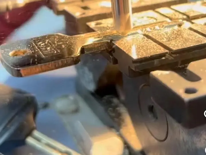 Detalle del fresado de una llave en la duplicadora