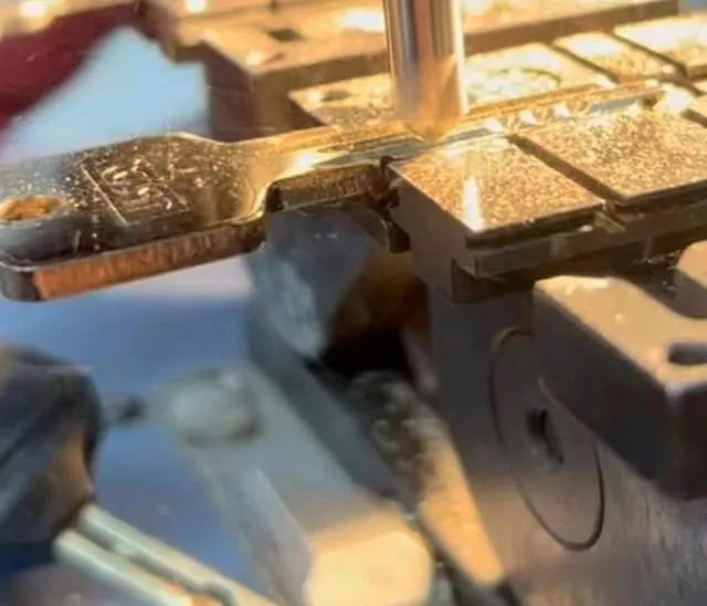 Detalle del fresado de una llave en la duplicadora de Zapaexpress