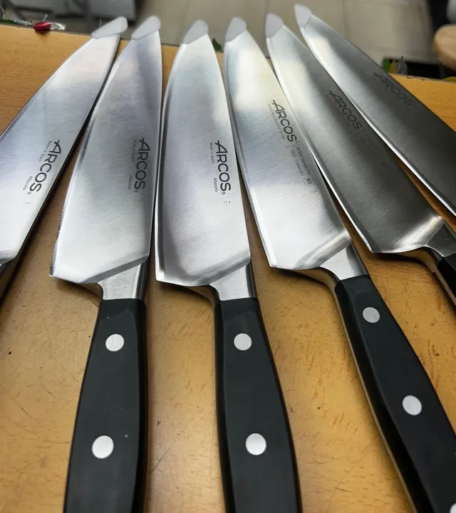 Cuchillos de cocina Arcos recién afilados sobre el mostrador de Zapaexpress