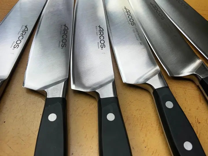 Cuchillos de cocina Arcos recién afilados sobre el mostrador