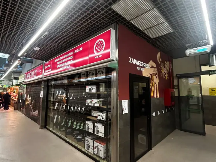 Fachada del puesto de Zapaexpress con el rótulo rojo y el escaparate de menaje