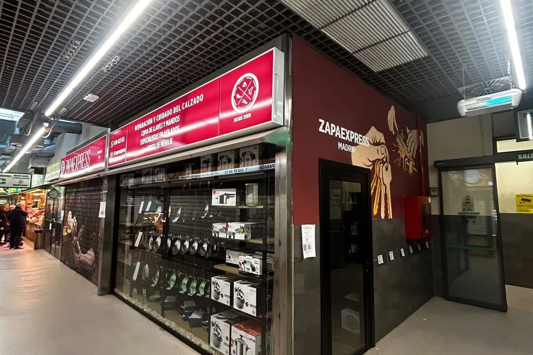 Fachada del puesto de Zapaexpress en la primera planta del mercado, con el rótulo rojo