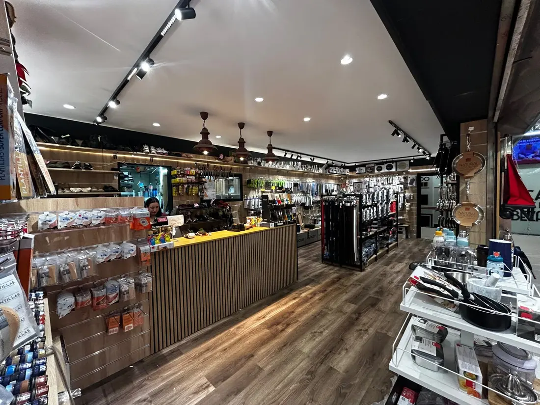 Interior del local de Zapaexpress: mostrador de listones de madera y expositores