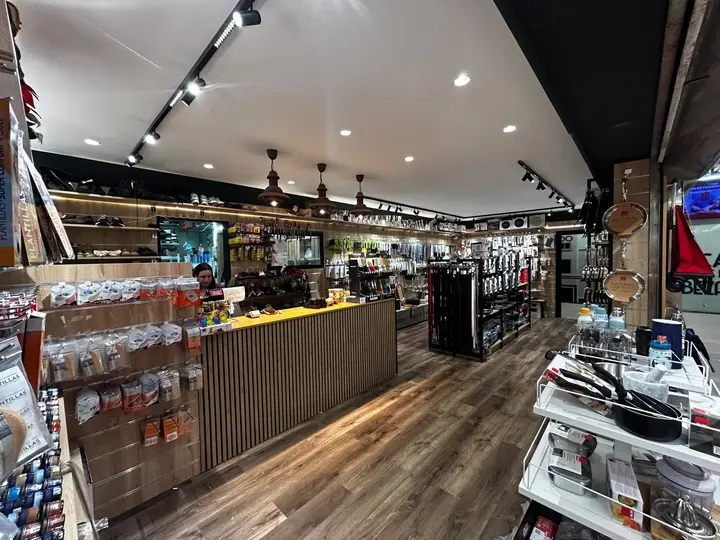 Interior del local con el mostrador de listones de madera y los expositores