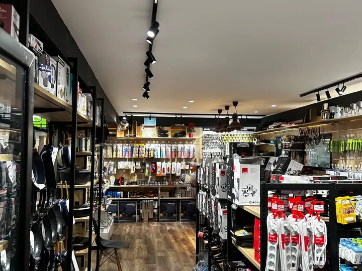 Estanterías de menaje y cuchillería en el local de Zapaexpress