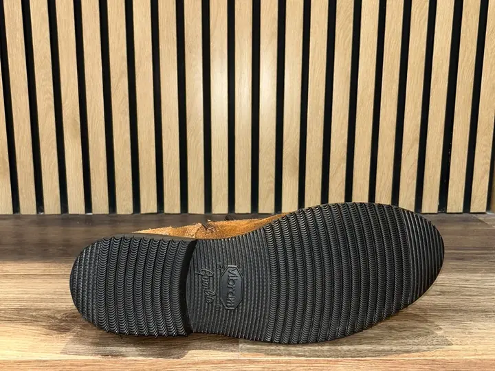 Zapato de vestir camel con suela clásica nueva
