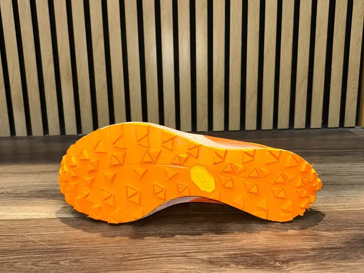 Zapatilla de trail con suela Vibram naranja
