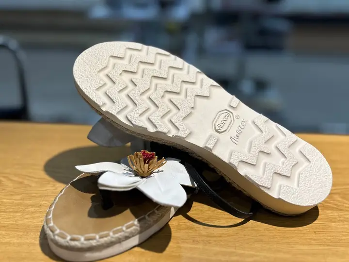 Sandalia blanca con suela Vibram nueva