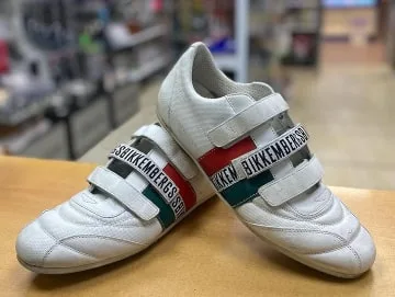La misma zapatilla con las tiras nuevas y la piel limpia