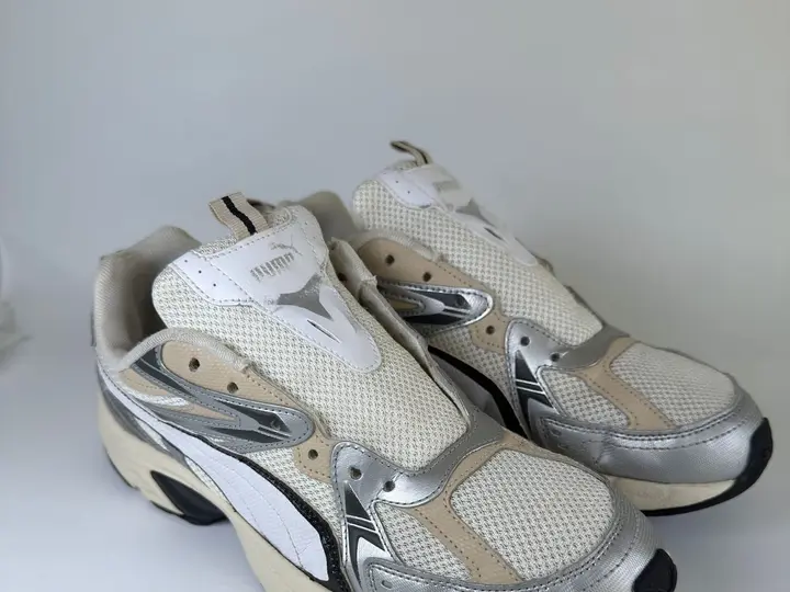 Zapatillas deportivas plateadas tras una limpieza profunda
